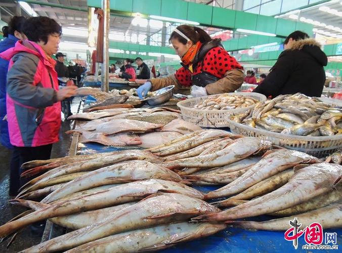 2015年3月10日,市民在江苏连云港市海州区一家农贸市场选购海鲜水产品
